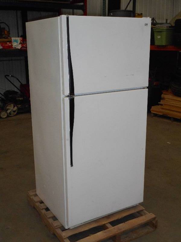 lot 109 image: HotPoint Refrigerator Freezer With ...