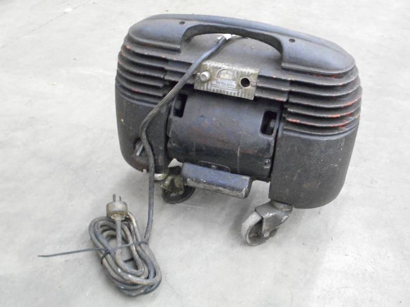 lot 114 image: Vintage De Vil Biss 110Volt Electri...