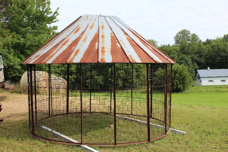 Corn Crib w/Slanted Metal Roof & Grate Wall Sections; 13' Diameter at