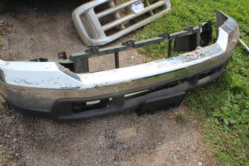 lot 45 image: Lot of (2) OEM Bumpers From 2000 Ford F-350 Chrome. Like New.