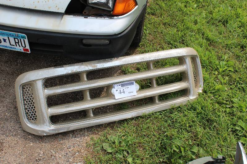 lot 44 image: 2000 Ford Bumper  Grill For F-350.  Will also fit many other years.