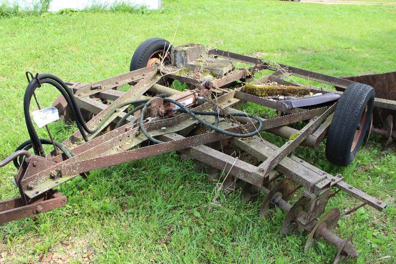 lot 29 image: Akon AP 4008 Disc Plow 128 x 128.  Hydraulic Ram for raising or lowering wheels.