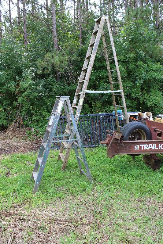 lot 52 image: Lot of (2) Wooden Ladders 5 & 12.