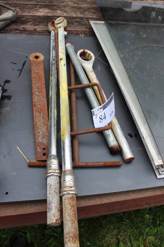lot 84 image: Lot of (7) Including (2) 34 Torque Wrenches Metal Bar And More.