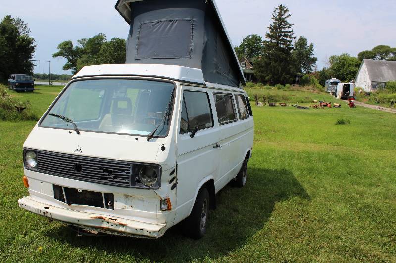 lot 28 image: Volkswagen Vanagon - White