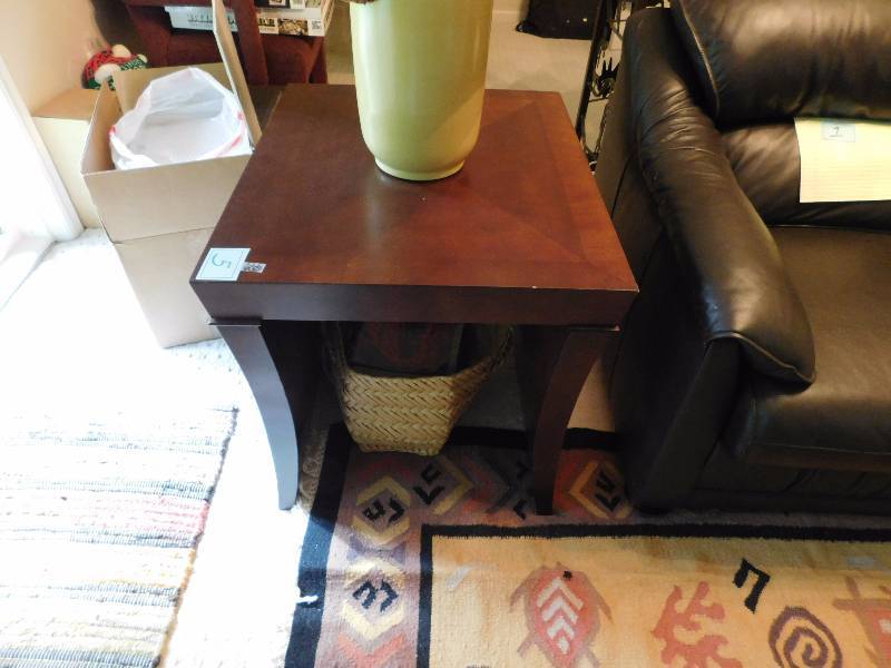 lot 5 image: Nice higher end side table
