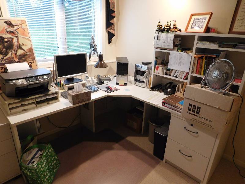 lot 11 image: sectional desk