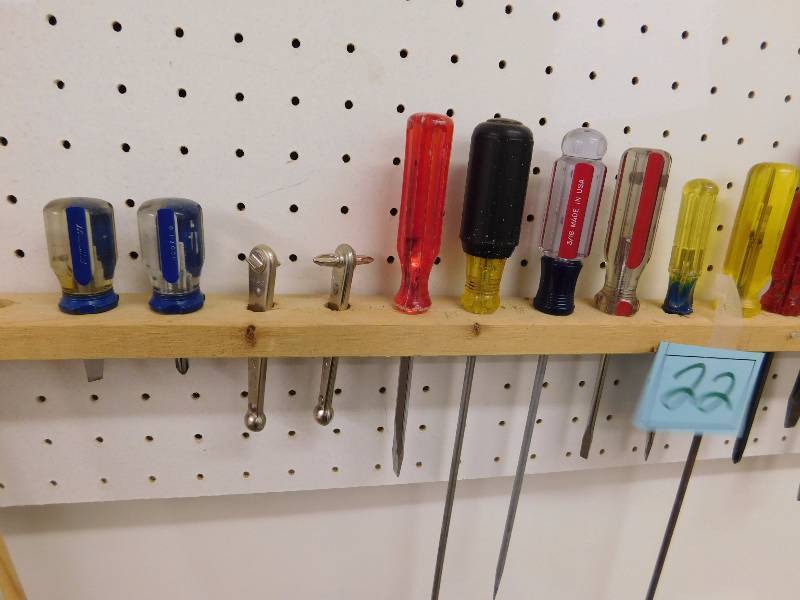 lot 22 image: large lot of screwdrivers