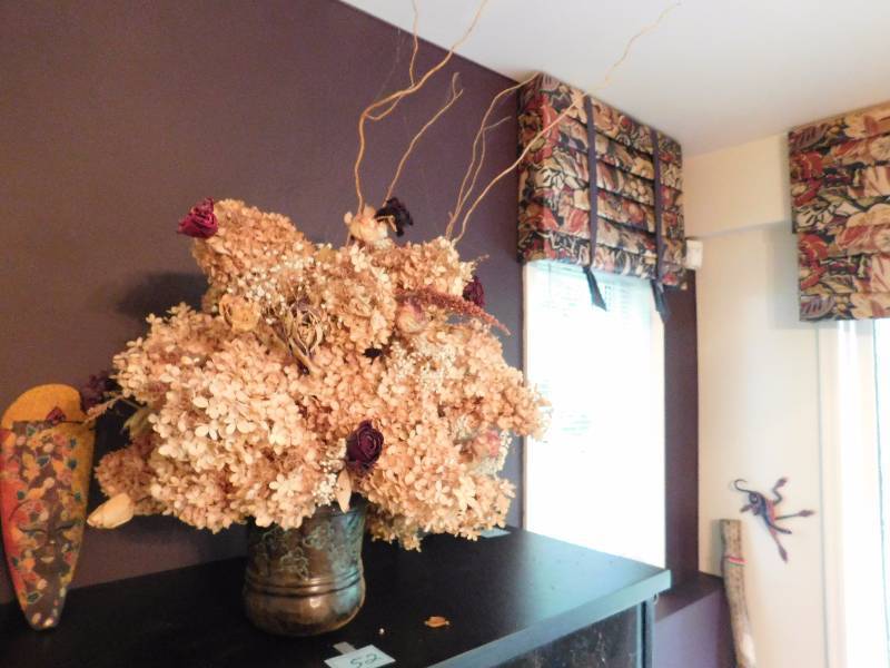 lot 52 image: dried flower arrangement
