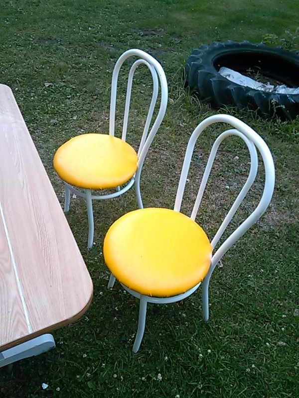 lot 26 image: BEAUTIFUL RETRO STYLE DINING SET
