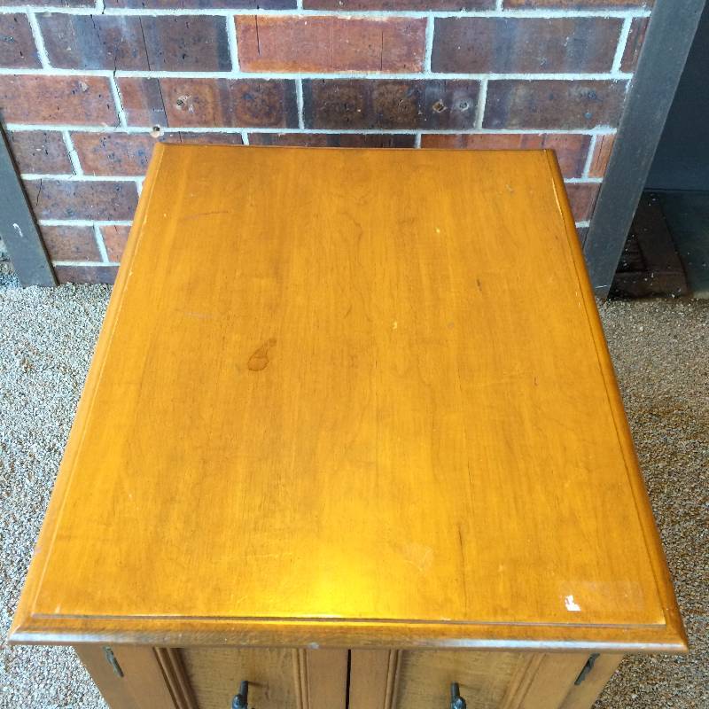 lot 016 image: Vintage 1970s Solid Wood End Lamp Table or Night Stand With Doors and Decorative Handles