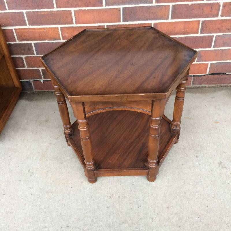 lot 022 image: Vintage Mid Century Modern Heirloom Hexagon Spindle End  Lamp Table