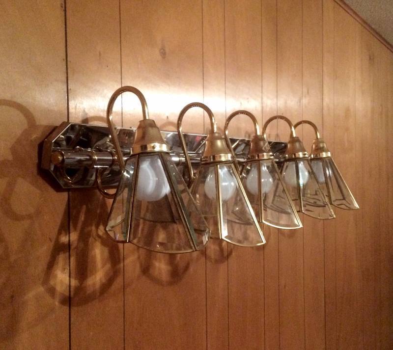 lot 033 image: Retro Chrome & Brass Beveled Glass Mancave Pub Bar Taproom Wall Light Vanity Lamp Fixture Home Brewery Sconce