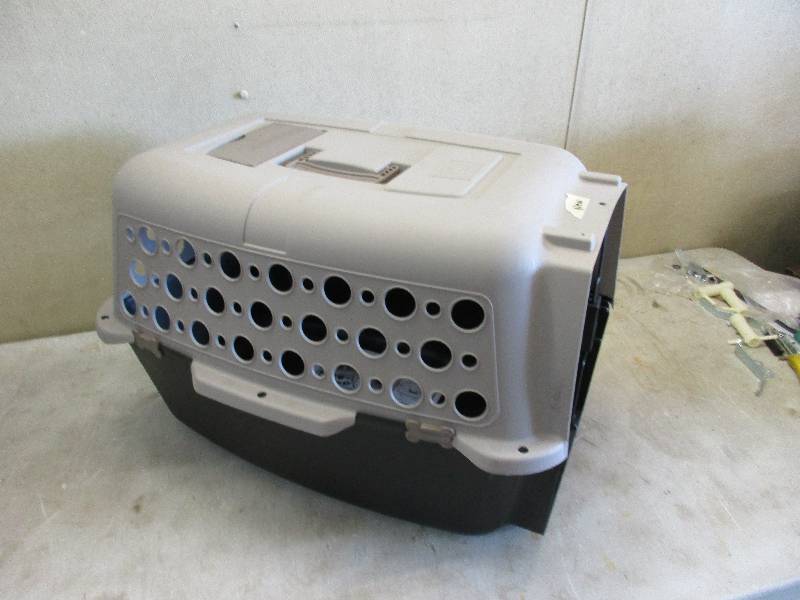 lot 13 image: New Pet Carrier