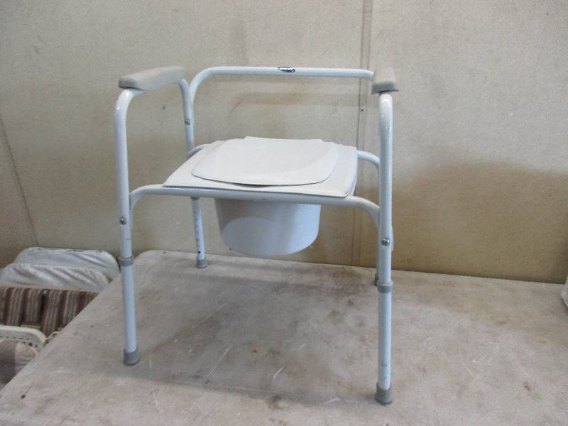 lot 15 image: Portable Toilet