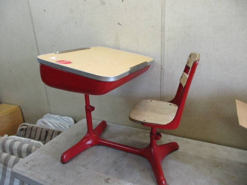 lot 51 image: Desk