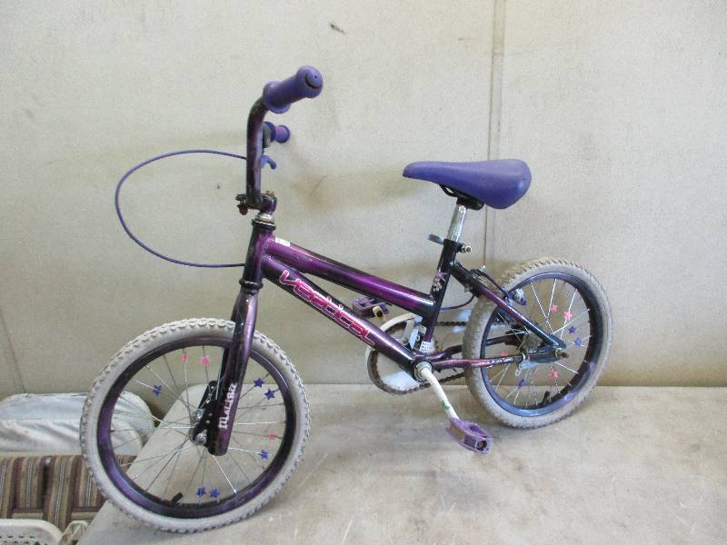 lot 54 image: Little girls bike