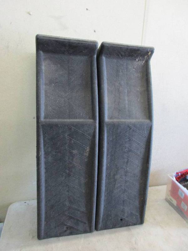 lot 76 image: Plastic car ramps