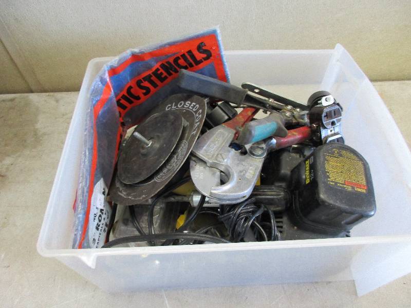 lot 77 image: Box of tools