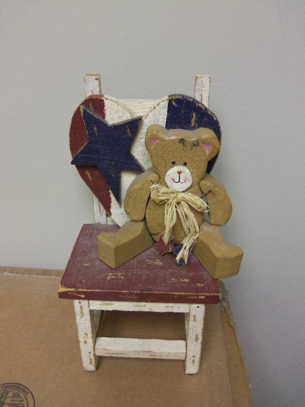 lot 17 image: Americana Bear Dcor