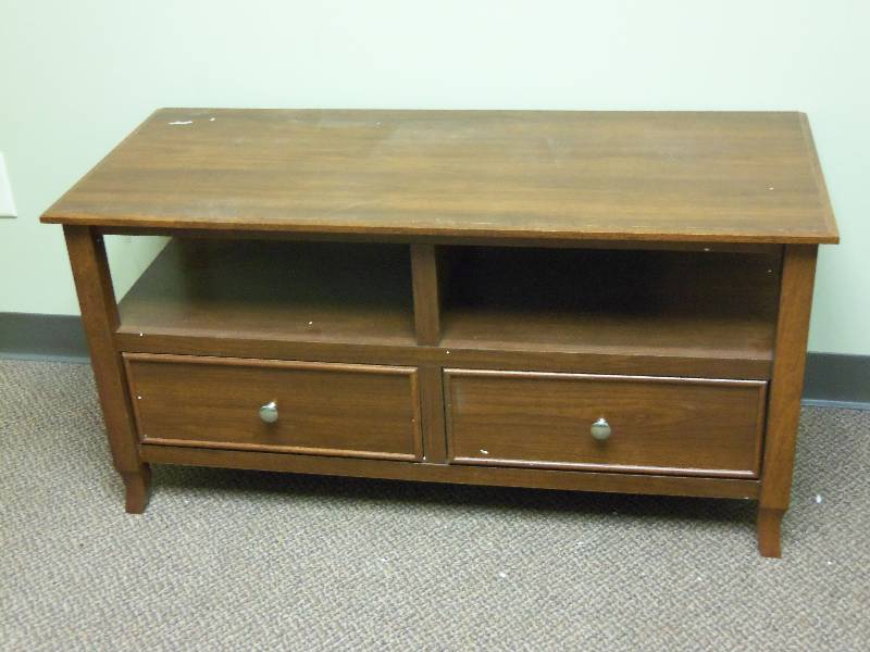 lot 21 image: Wooden TV Stand