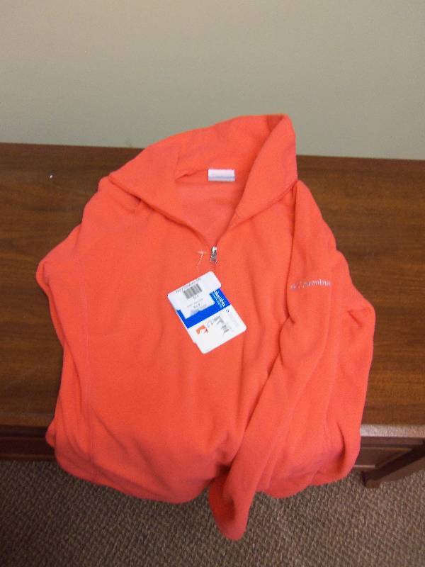lot 23 image: Womans Columbia Fleece