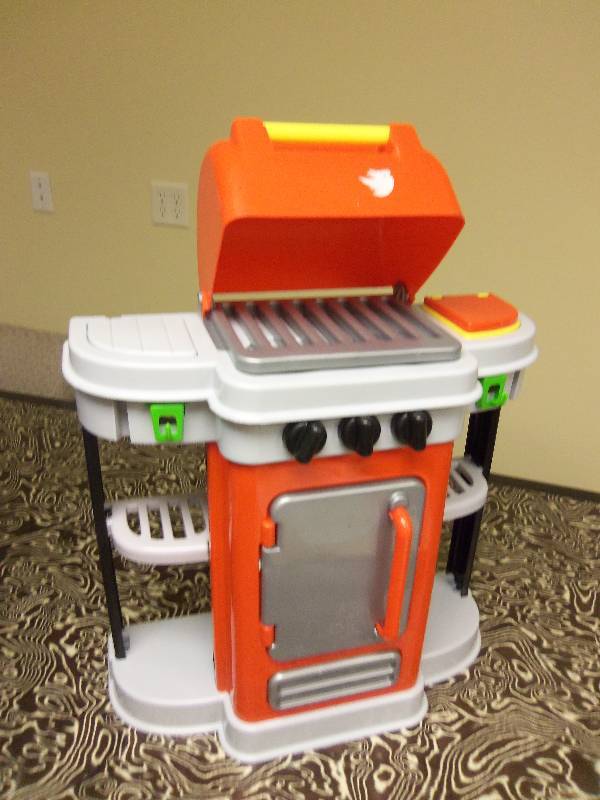 lot 25 image: Childrens Grill Playset