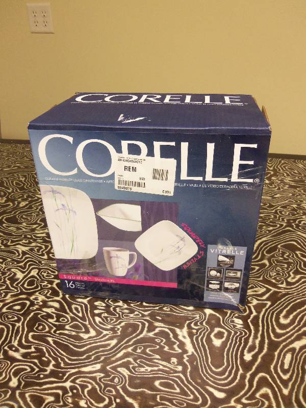 lot 28 image: Corelle 16 Piece Dishware