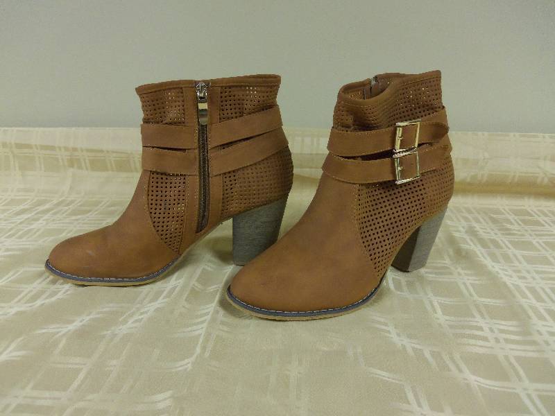 lot 30 image: Womens Brown Boots