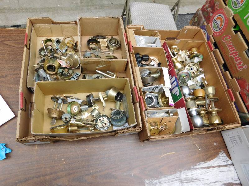 lot 26 image: very large lot of door knobs and parts