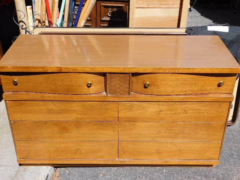 lot 3 image: Basset mid century 8 drawer dresser