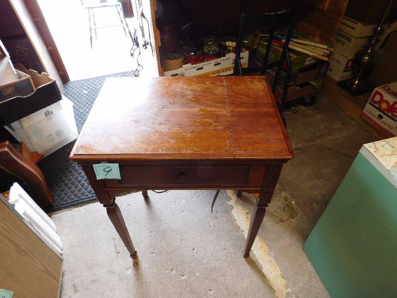 lot 9 image: singer sewing machine and wooden cabinet