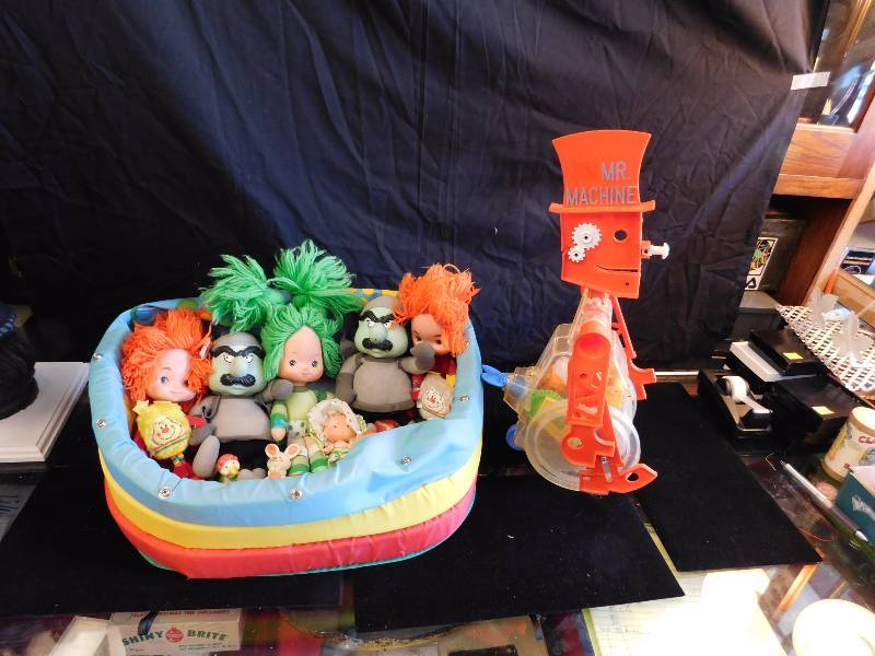 lot 71 image: Rainbow Brite color cottage and MR.Machine toy