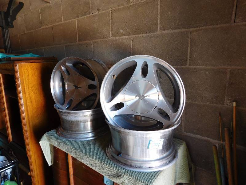 lot 72 image: 4 aluminum Mustang wheel tire rims