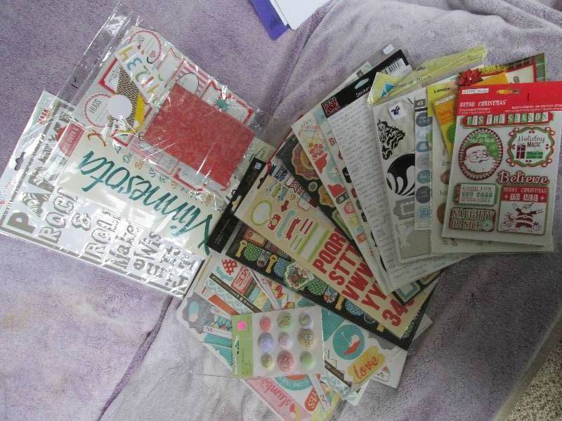 mixed lot of fabric buttons, metal ...
