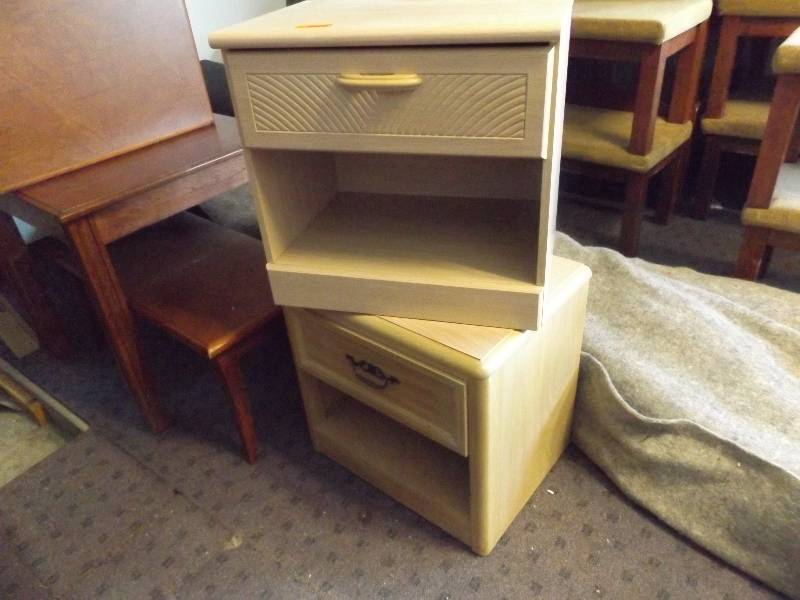 lot 103 image: 2 Light Wood Side Tables with Drawers
