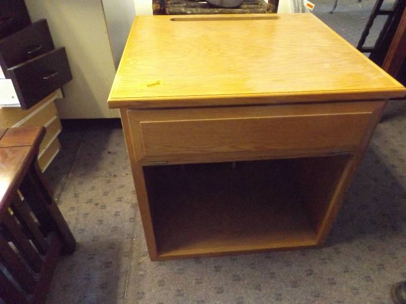 lot 104 image: Wood TV Stand with Drawer for VCR