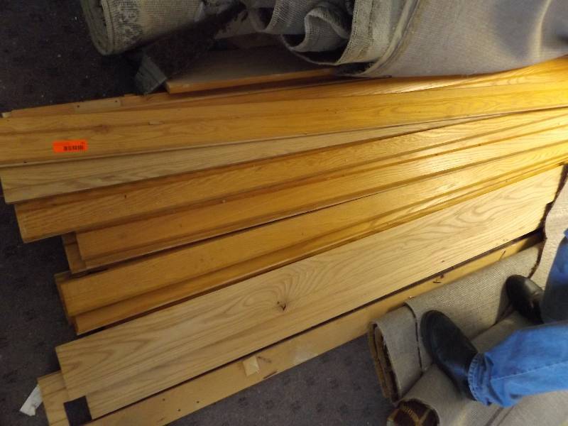 lot 51 image: 30 Piece Oak Trim (used)