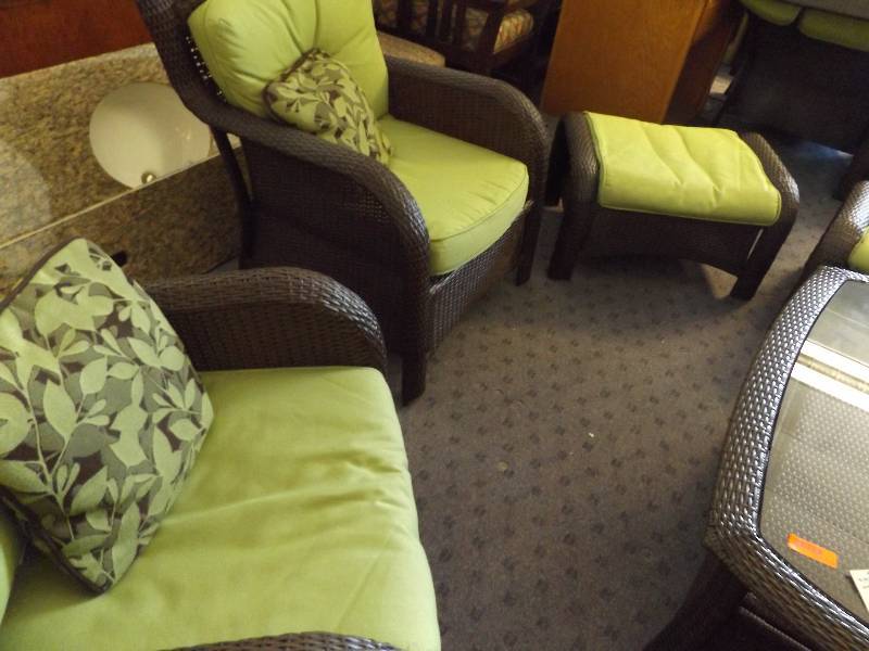 lot 33 image: Lazyboy Patio Set