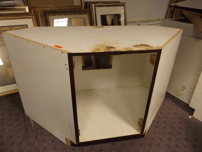 lot 99 image: 2 Corner Cabinets