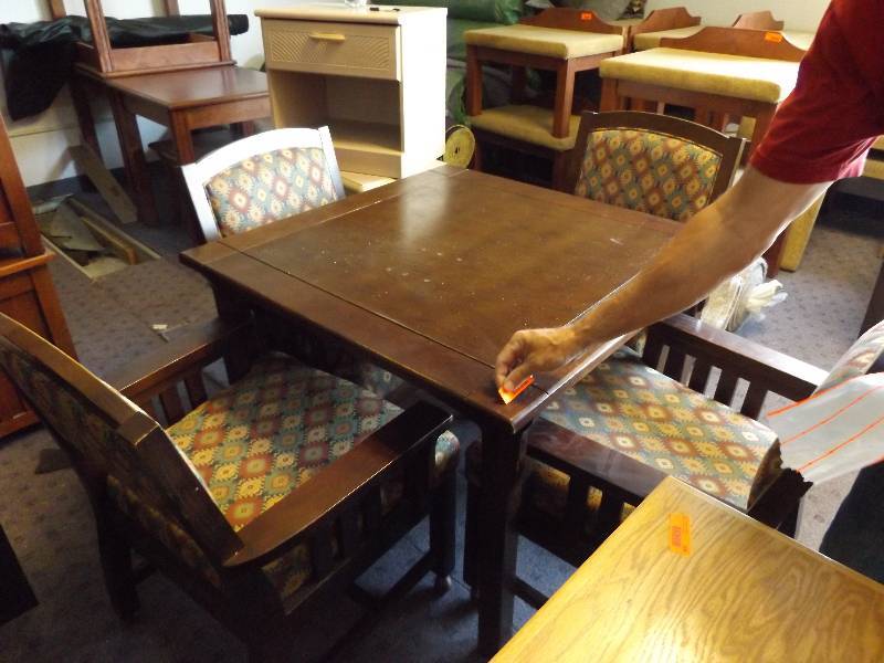 lot 117 image: 4 Upholstered Rolling Chairs