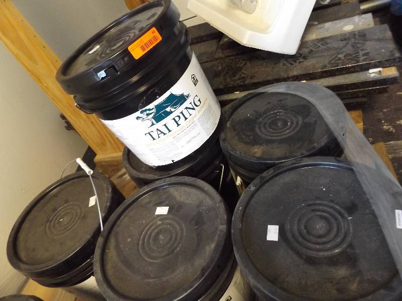 lot 44 image: New 1 - 5 Gal bucket of Tai Ping Carpet Adhesive