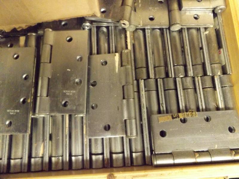 lot 195 image: Hinges - Approximately 200