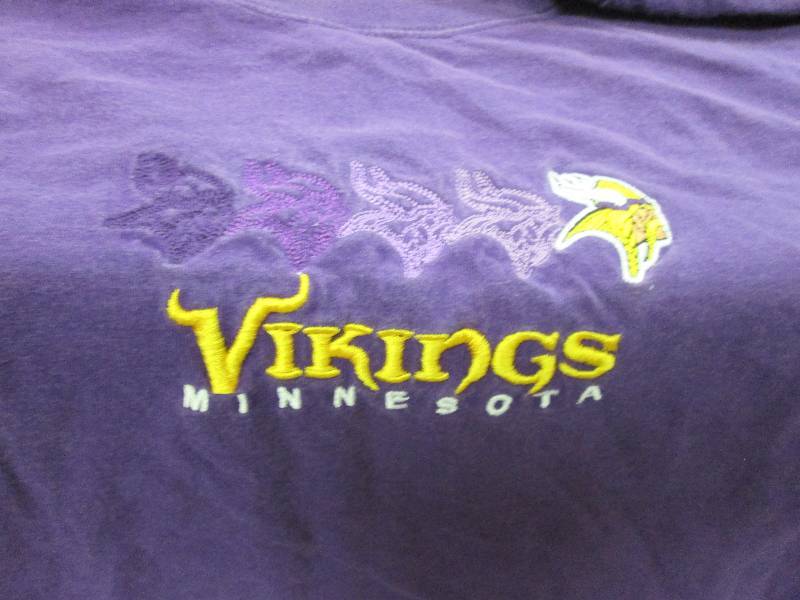Size XL Minnesota Vikings T-Shirt...