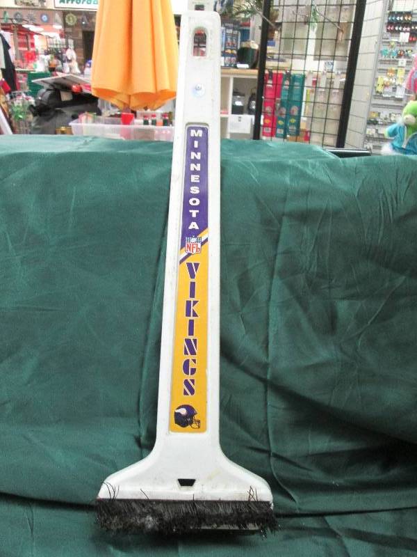Minnesota Vikings Ice Scrapper & Ha...