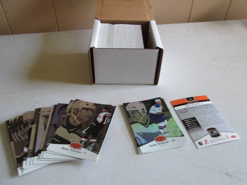 Box of 2006-2007 Flair show case ho...