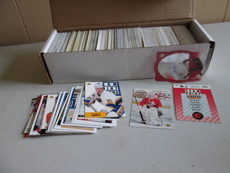 Box of assorted hocey sports cards ...