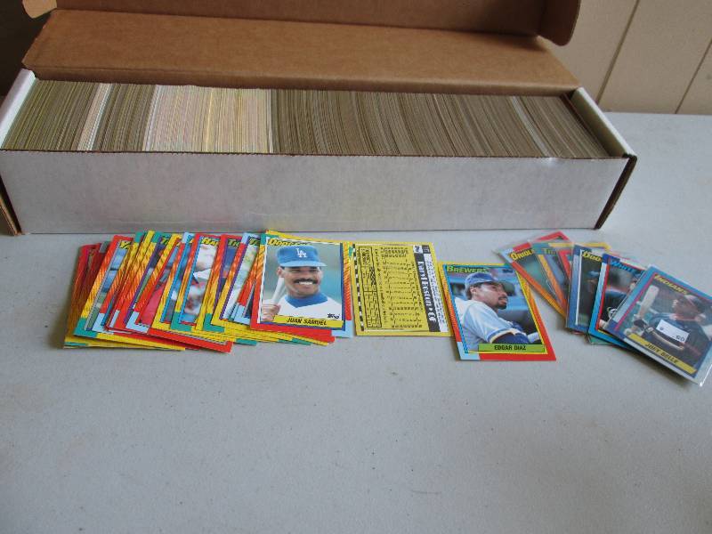 Box of 1990 Topps baseball sports c...