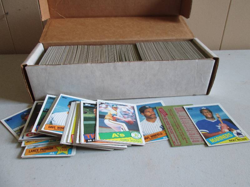 Box of 1985 Topps baseball sports c...