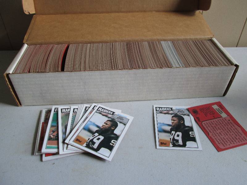 Box of 1987 Topps football sports c...